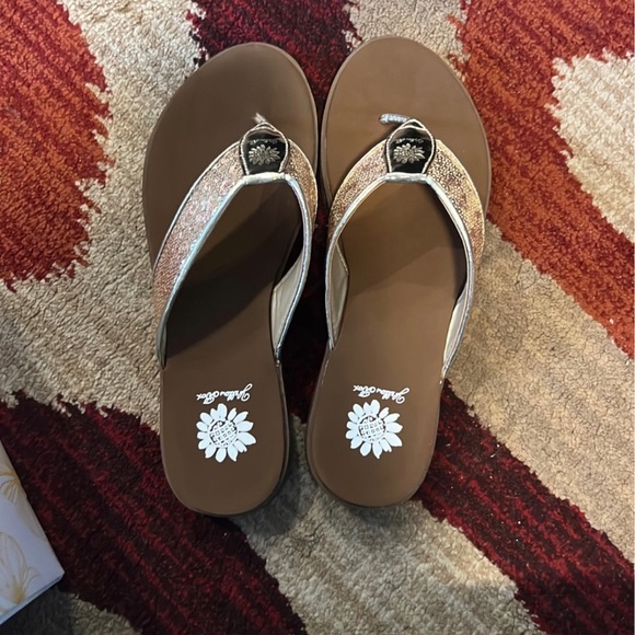 yellow box flip flops - Picture 3 of 5